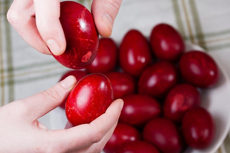 ОФАРБАЈТЕ ЈАЈЦА СО ПРИРОДНИ БОИ